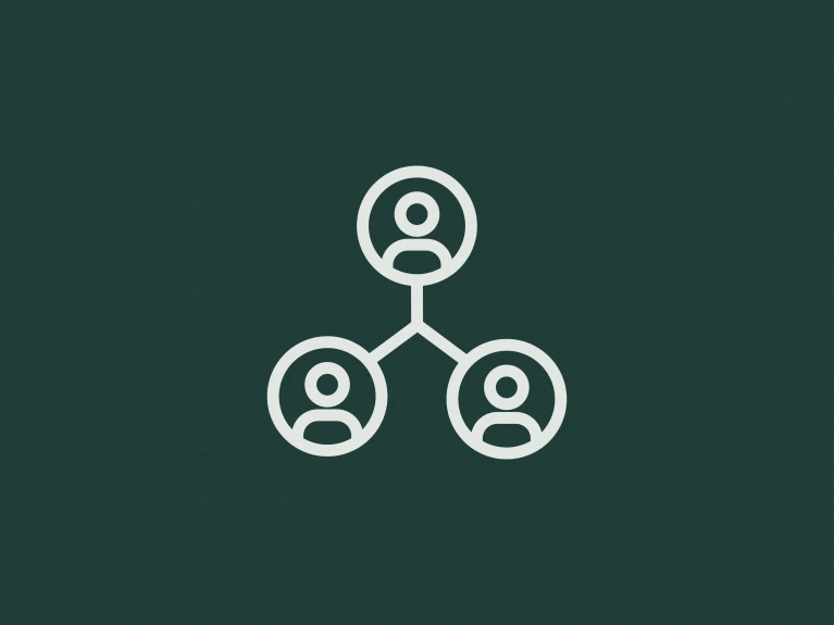 Grafische Darstellung einer Netzwerkstruktur mit drei verbundenen Personen-Symbolen auf dunkelgrünem Hintergrund