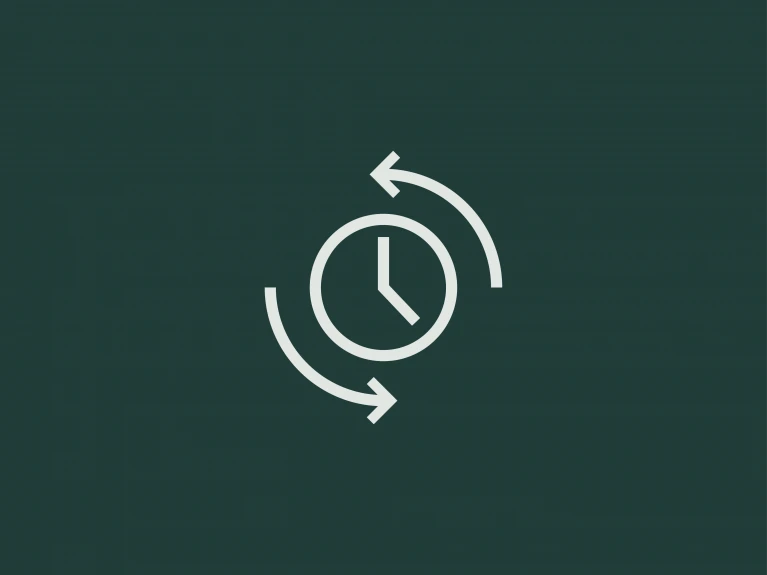 Symbol für Zeitmanagement, dargestellt als Uhr umgeben von zwei Pfeilen auf dunkelgrünem Hintergrund