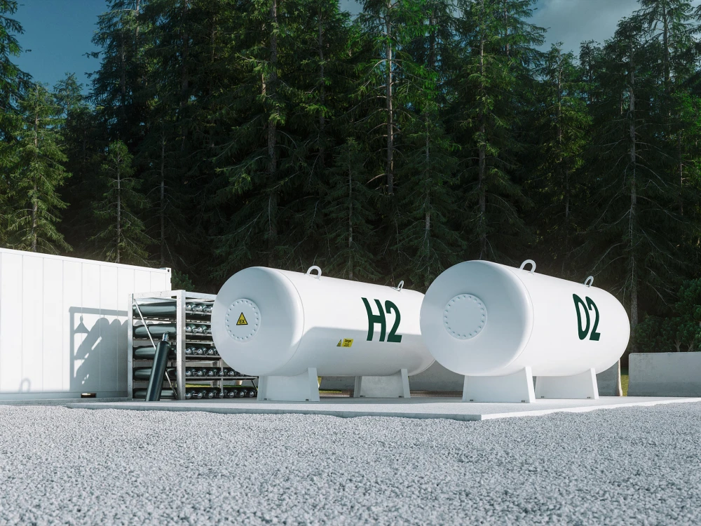Wasserstofftanks mit der Beschriftung H2 und O2 in einer Außenanlage nahe einem dichten Wald