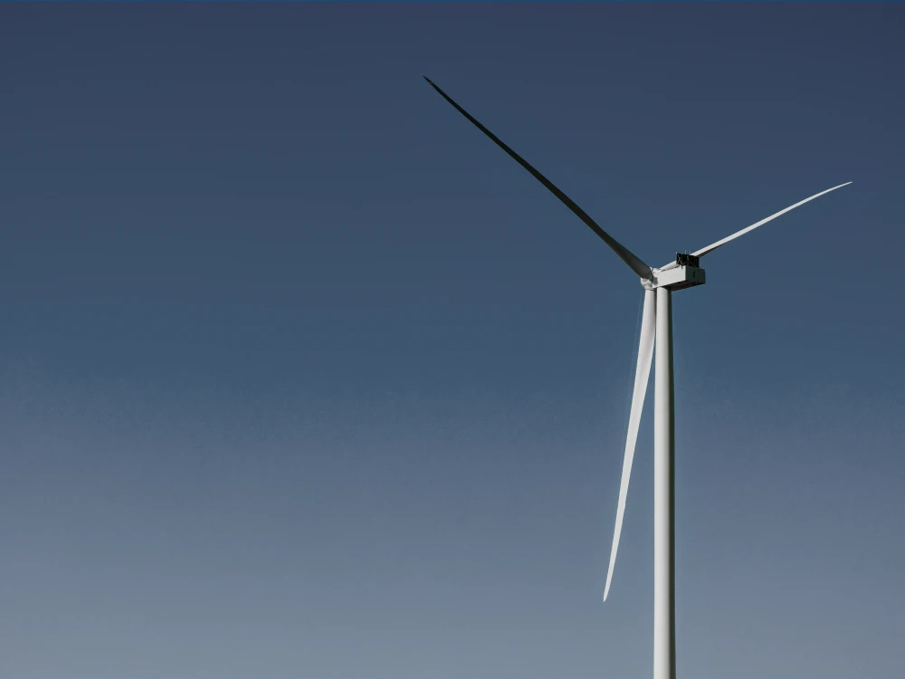 Einzelnes Windrad gegen einen klaren blauen Himmel