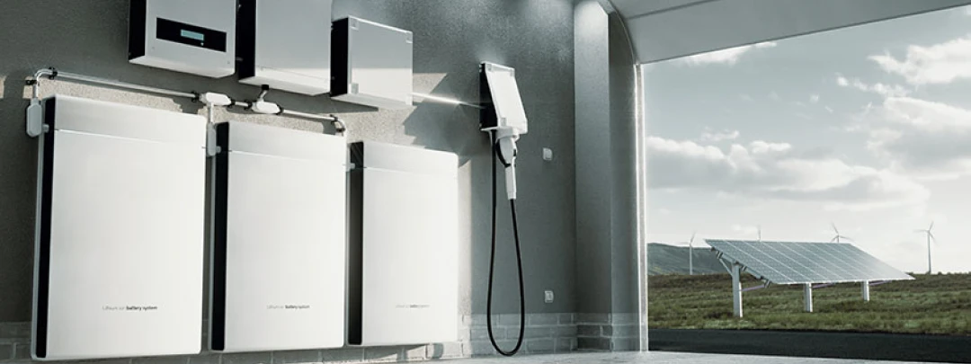 Moderne Energieversorgungsanlage in einem Gebäude mit Solarpaneelen und Windkraftanlagen im Hintergrund