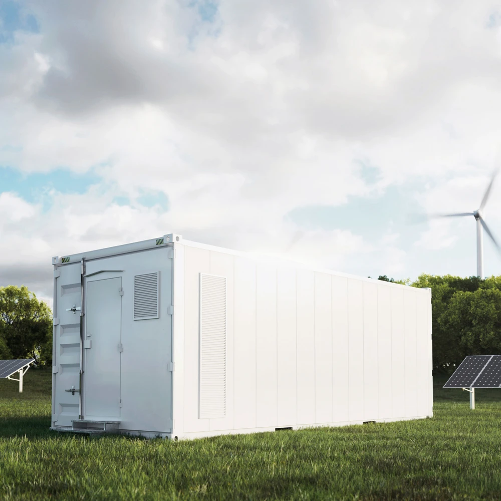 Großer weißer Container auf einer grünen Wiese mit Solarpanelen und einem Windrad im Hintergrund