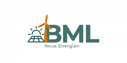 Logo von BML Neue Energien mit einem Windrad, einer aufgehenden Sonne und einem stilisierten Kraftwerk