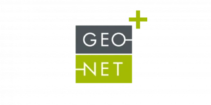 Logo von Geo+Net in Grau und Grün mit einem Pluszeichen