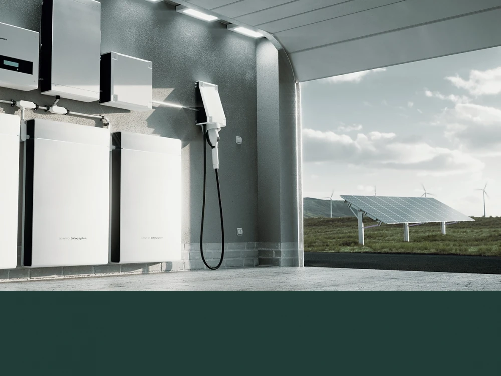 Moderne Elektrofahrzeug-Ladestation mit angeschlossenen Energiespeichern und Solarpanelen im Hintergrund