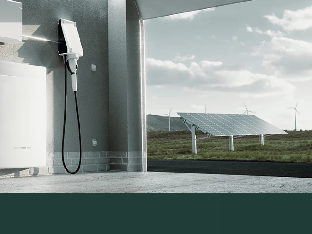 Elektrofahrzeug-Ladestation an einer modernen Tankstelle mit Solarmodulen und Windturbinen im Hintergrund