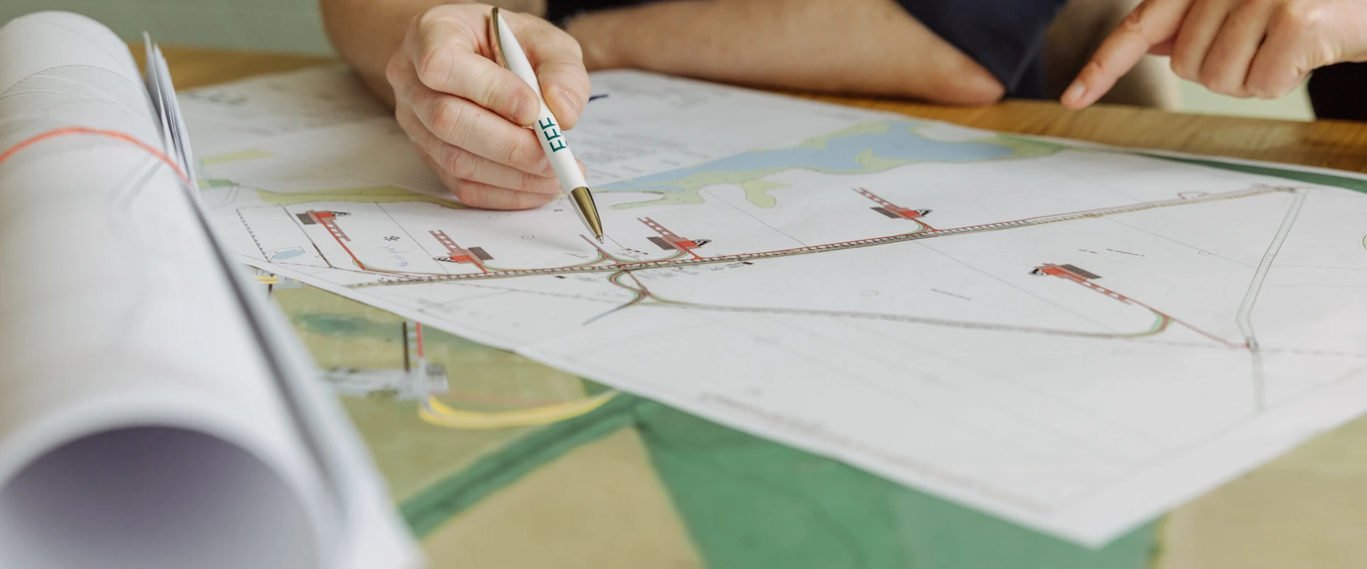 Mensch zeigt auf Karte