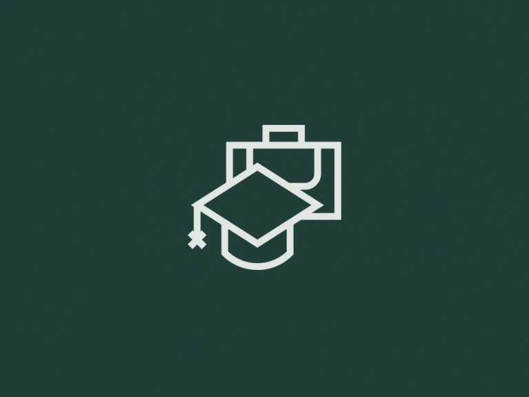 Symbol für Bildung und Karriere mit einem Akademikerhut und einem Aktenkoffer auf dunkelgrünem Hintergrund